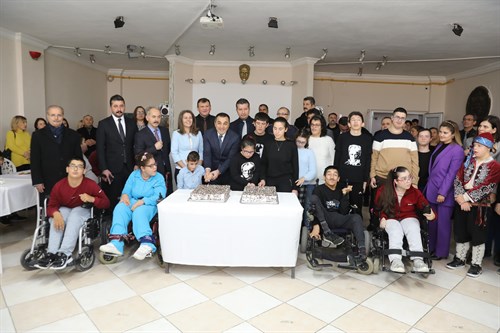 VALİ ÖKSÜZ, ÖZEL EĞİTİM OKULUNDA KIYMETLİ ÖĞRENCİLERİMİZ VE AİLELERLE BULUŞTU