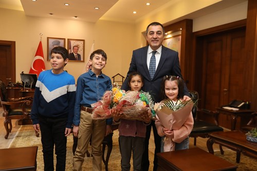 VALİ ÖKSÜZ, ÖZEL ÖĞRENCİLERİ MAKAMINDA AĞIRLADI