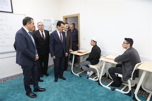 VALİ ÖKSÜZ'DEN, HAFIZ ADAYLARINA ZİYARET