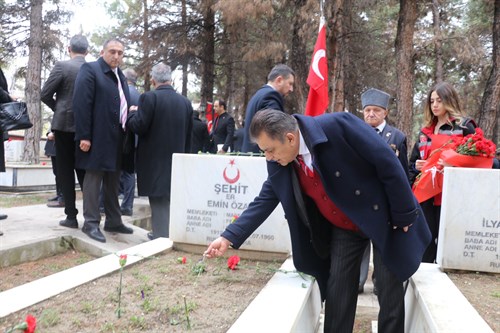 ŞEHİTLERİMİZ KABİRLERİ BAŞINDA DUALARLA YÂD EDİLDİ