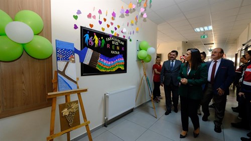 VALİ TÜLAY BAYDAR BİLGİHAN, ENGELLİLER HAFTASI KAPSAMINDA ENGELSİZ YAŞAM MERKEZİNDE YAPILAN PROGRAMA KATILDI